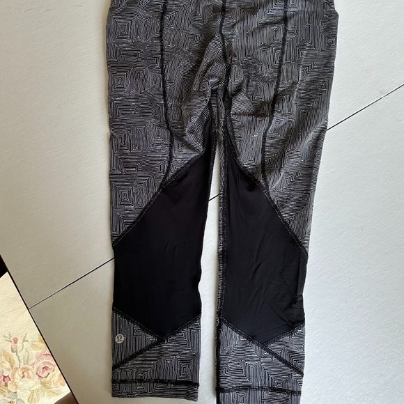 Lululemon Soulcycle Cropped Leggings White/Black Design w/ Mesh Detail Size 8 - Picture 5 of 16